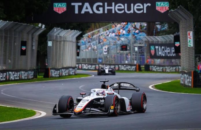 Remontada de Noel León lo lleva al podio en la sprint de Fórmula 2 en Australia