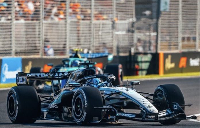 Russell lidera el 1-2 de Mercedes en Melbourne; Checo Pérez finaliza 16º