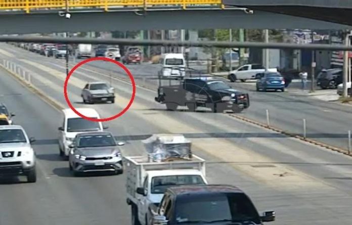 Policía de Monterrey abre paso a familia y salva a menor en estado crítico