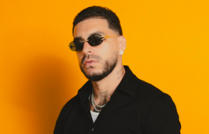 Ryan Castro llega al #1 en la radio latina con ”La Villa”