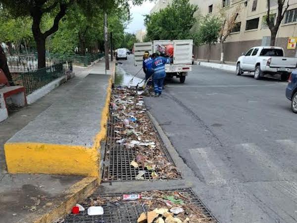 Monterrey limpia 2,500 rejillas y retira 19 toneladas de basura tras lluvias