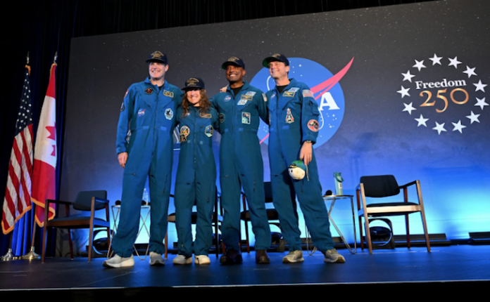 Los astronautas de Artemis II regresan a Houston y se reencuentran con sus familias