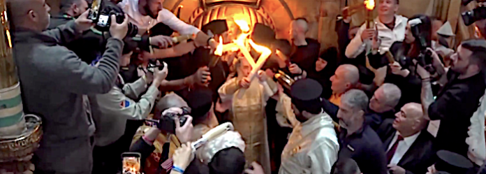 El Fuego Sagrado desciende en la Iglesia del Santo Sepulcro de Jerusalén
