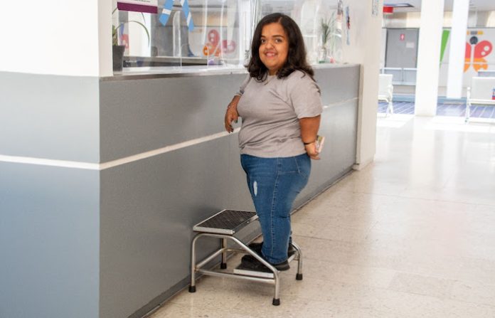 Proponen “escalón universal” para garantizar accesibilidad a personas de talla baja en espacios públicos