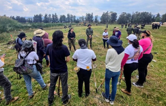 Madres buscadoras hallan cientos de restos humanos en la alcaldía de Tláhuac de CDMX