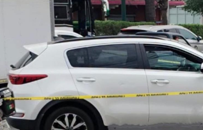 Investigan hallazgo de hombre sin vida dentro de camioneta en el Centro de Monterrey