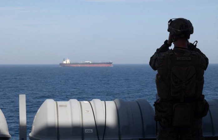 Fuerzas militares de EU habrían incautado un navío iraní en el golfo de Omán, según Trump