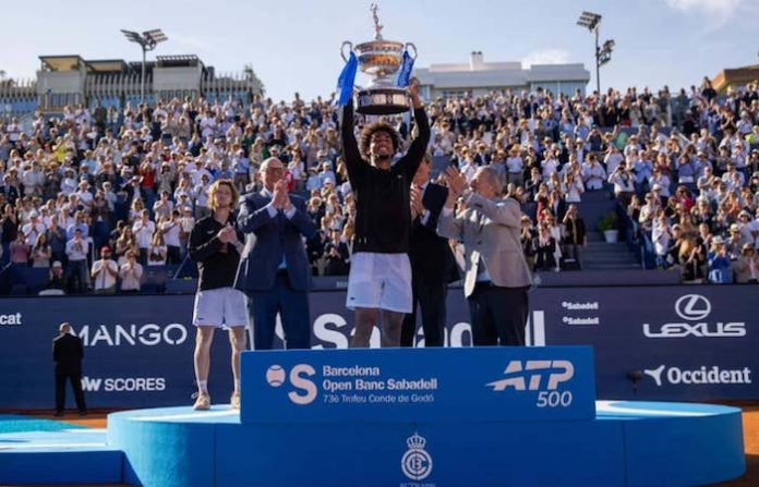 Fils vuela alto y toca el cielo en Barcelona