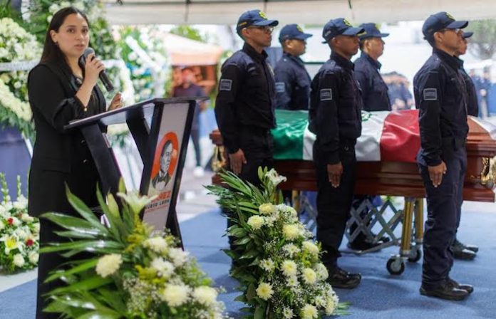 Rinden homenaje a policía caído en Juárez; prometen justicia y respaldo a su familia