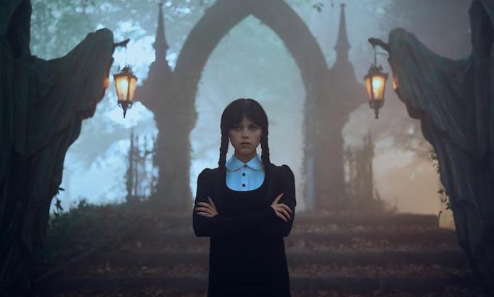 Primeras imágenes de “Wednesday 3” revelan a Jenna Ortega dejando Nevermore