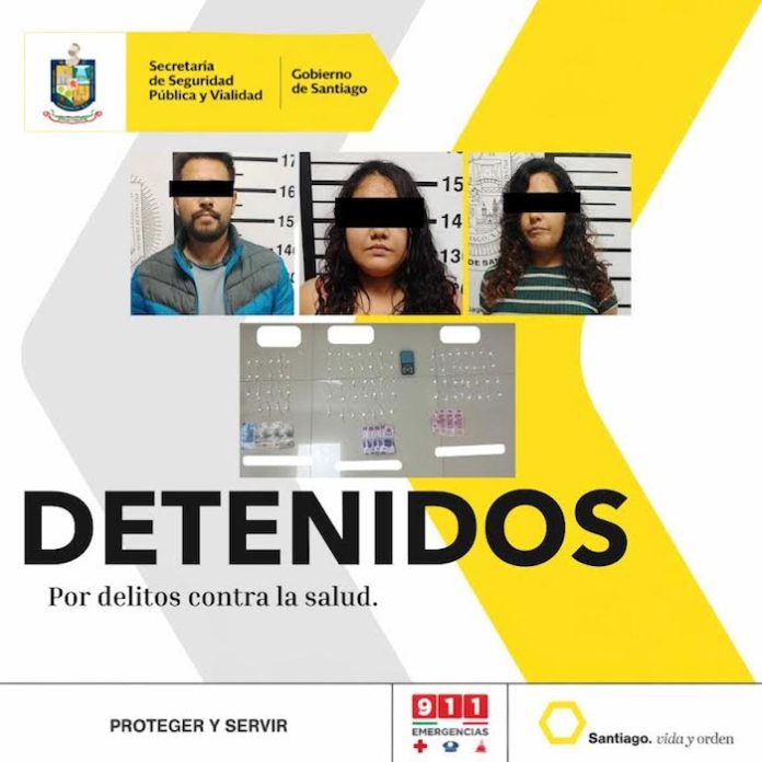 Detienen a tres con droga tras circular en sentido contrario en Santiago