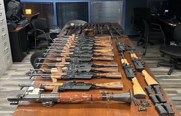 Agentes de la CBP aseguran un lanzacohetes tipo RPG y arsenal de guerra en la frontera rumbo a México