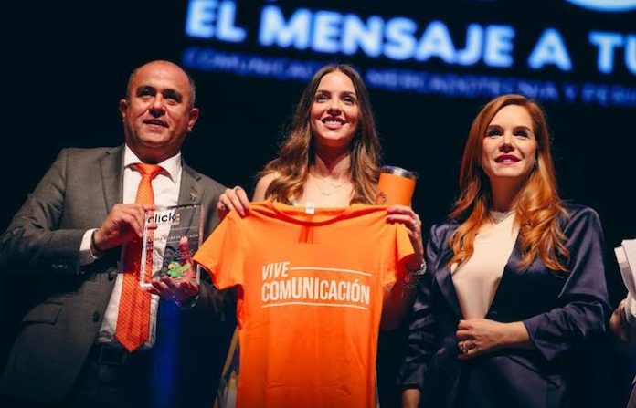 Mariana Rodríguez llama a estudiantes de la UANL a usar la comunicación para transformar vidas