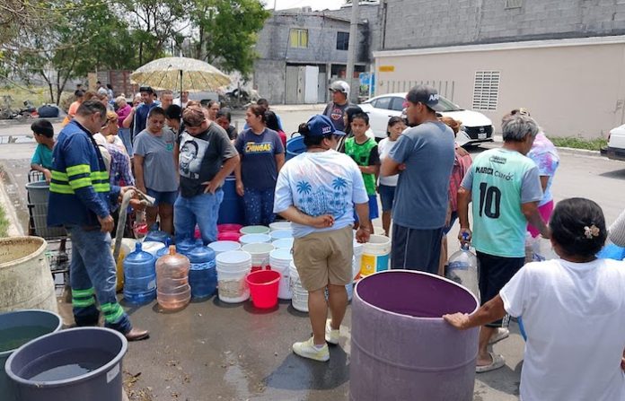 Monterrey despliega pipas ante desabasto de agua en la zona norte