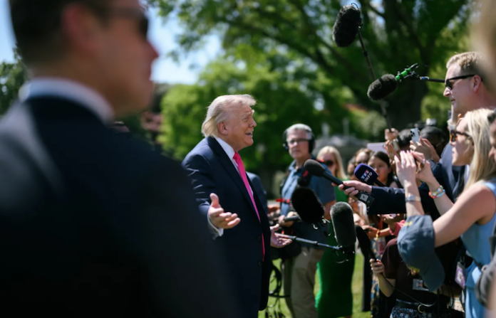 Trump ordena a sus asesores que se preparen para un bloqueo prolongado de Irán, según medios