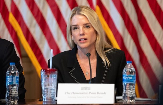 La fiscal general de EU, Pam Bondi, deja su cargo