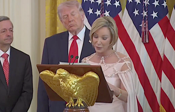 Video: Trump, entre la fe y el poder: su asesora lo eleva al nivel de Cristo y desata tormenta política y religiosa