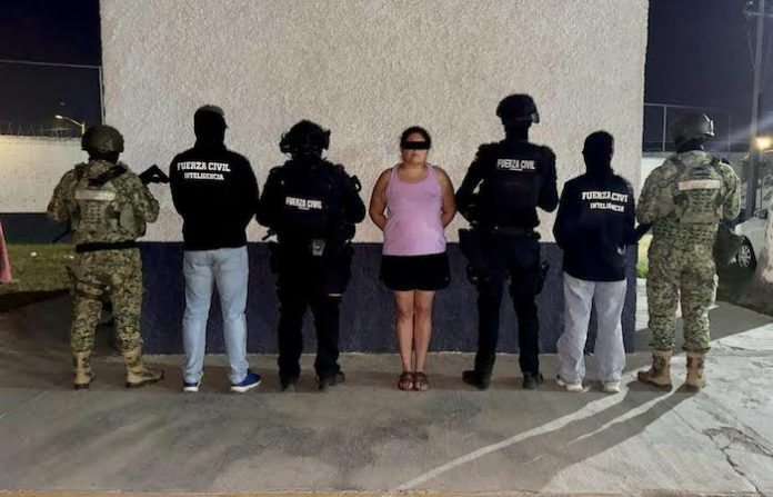 Cae mujer armada y con droga en Juárez tras denuncia ciudadana