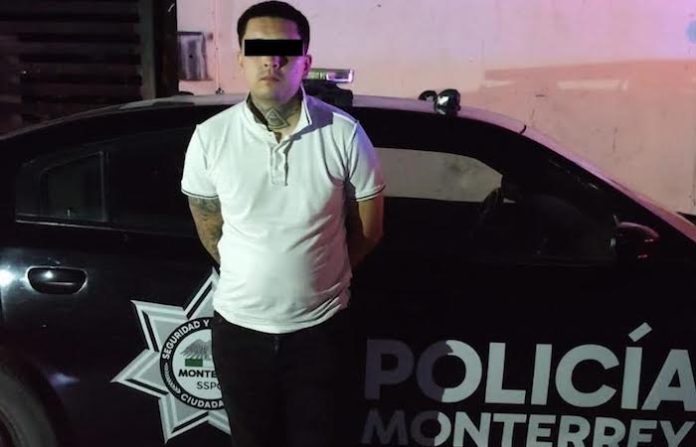 Arrastra, golpea y amenaza a su madre en Monterrey; joven es detenido tras brutal agresión