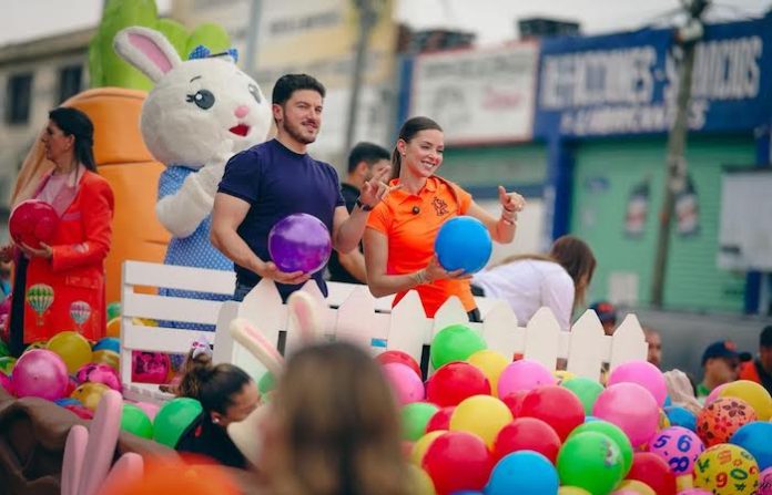 Desfile del Día de la Niñez llena de alegría calles de Monterrey con participación de Samuel García y Mariana Rodríguez