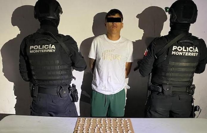 Cae joven con más de 100 dosis de presunta droga en Monterrey