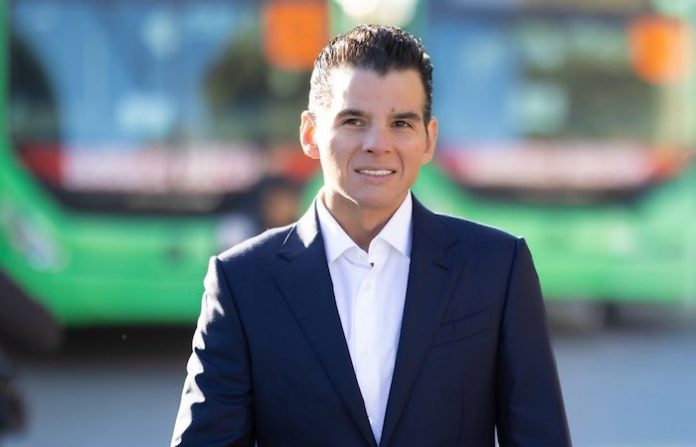 Miguel Flores presume avance histórico en movilidad