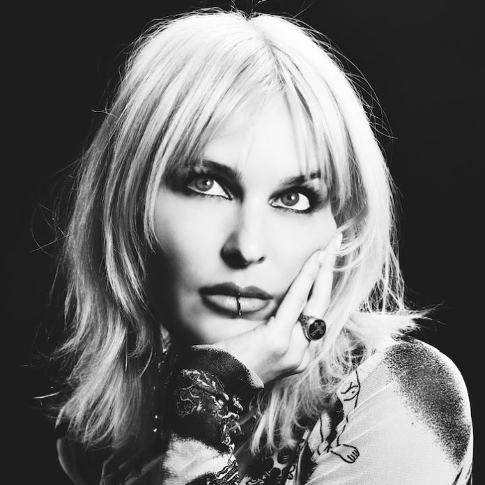 Leena Punks lanza “Hold On Me”, una fusión progresiva con esencia ochentera que impulsa su proyección global junto a Reyus y Lauren L’Aimant