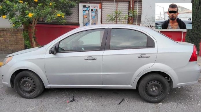 Detienen a hombre armado por robo a vehículo en el centro de Monterrey