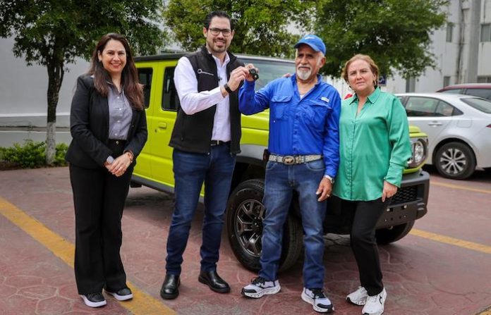 Entregan vehículo a ganador de sorteo por pago de predial en Santiago