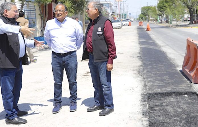 Fuga de drenaje exhibe rezagos y obliga a Escobedo a intervenir en vialidad recién rehabilitada