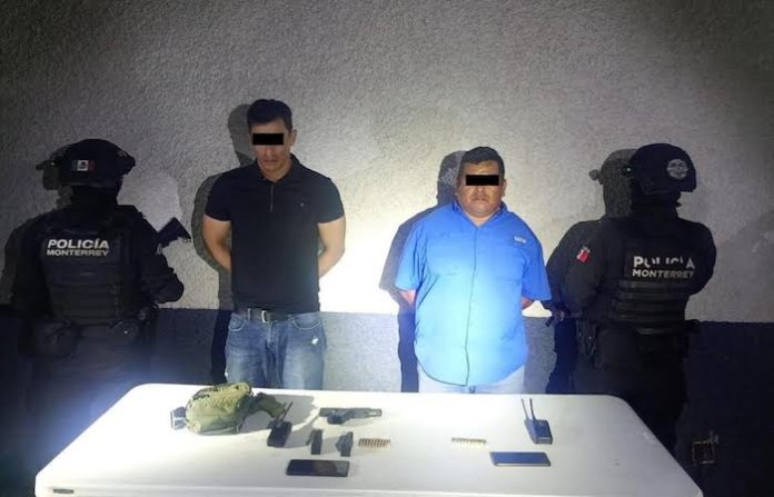 Caen dos con armas y radios en el norte de Monterrey
