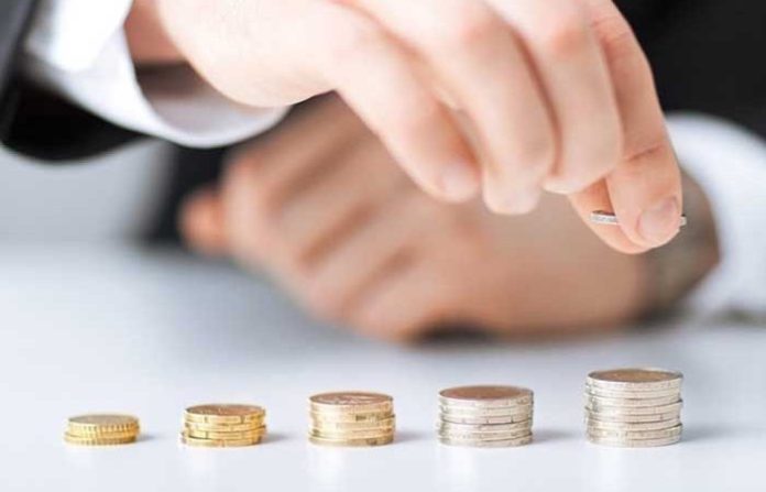 Sheinbaum firma un decreto para frenar las pensiones millonarias de exfuncionarios