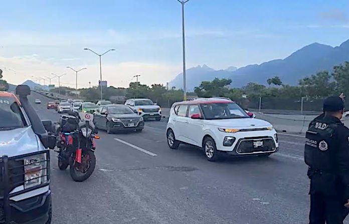 Se incendia vehículo sobre Carretera Nacional en Santiago