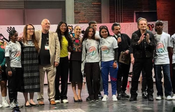 Sheinbaum se hace el tiempo para recibir a U2 en evento del Mundial 2026