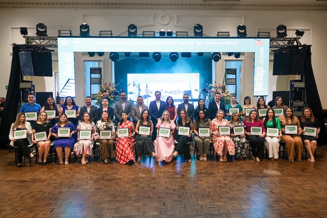 Santiago reconoce a maestros destacados con la Medalla “Profesora Julia Garza Almaguer”