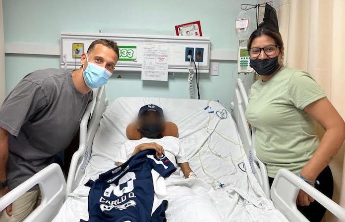 Sergio Canales sorprende a niño internado en la UMAE 25 del IMSS
