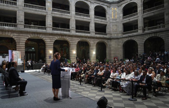 Sheinbaum anuncia aumento salarial de 9% a los maestros en medio de tensión con la CNTE