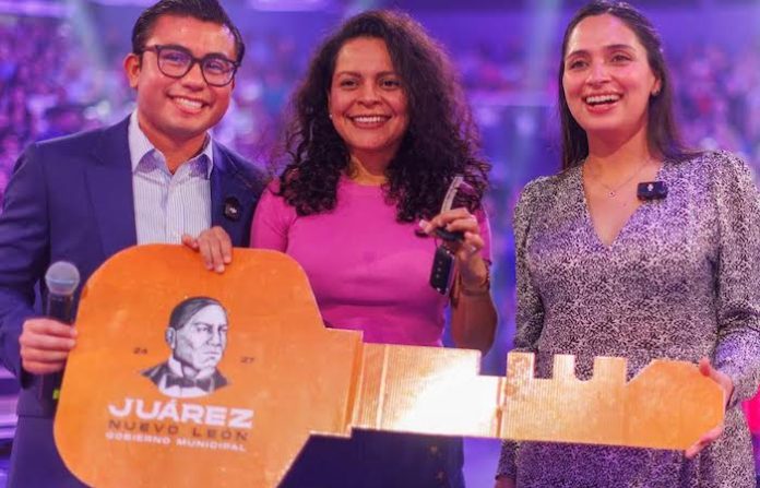 Juárez celebra a más de seis mil maestros con fiesta, reconocimientos y premios en el Domo Care