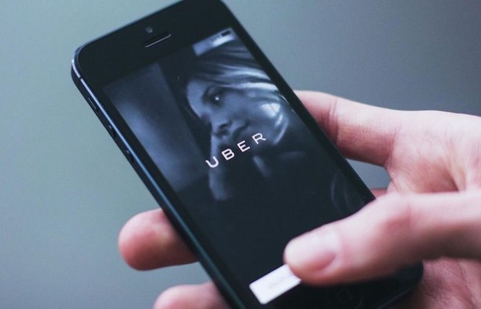 Buscan regular zonas para Uber y apps de transporte en aeropuertos del país