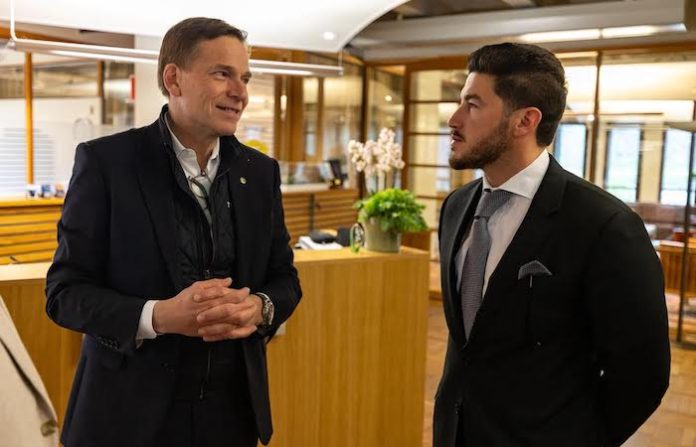 Samuel García presume en Suecia el boom industrial de Nuevo León