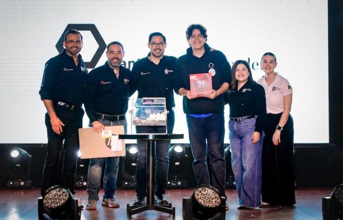 Santiago celebra a sus estudiantes con conferencia, regalos y mensajes sobre el futuro