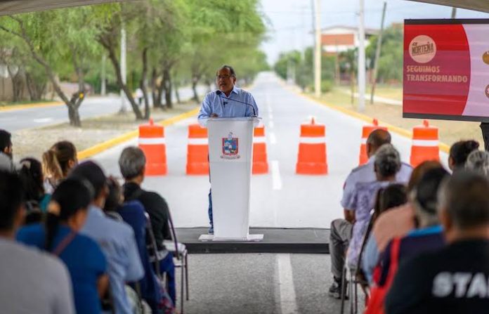 Mijes presume obras viales mientras lanza dardo a políticos “de la foto y los viajes”