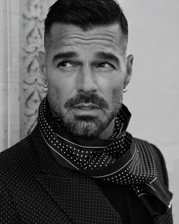 Ricky Martin interrumpe concierto en Montenegro tras ataque con gas lacrimógeno