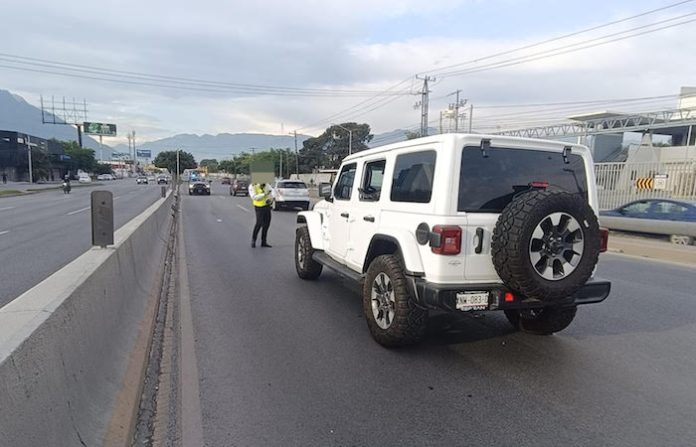 Abandonan camioneta sobre puente en Monterrey; autoridades investigan el caso