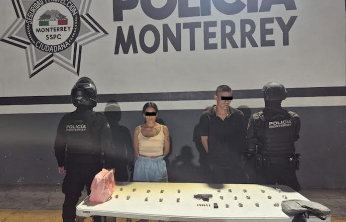 Caen pareja armada y con droga en Monterrey; viajaban en motocicleta y trataron de huir
