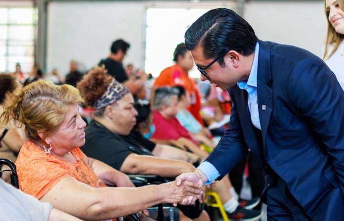 Entregan apoyos de movilidad a personas con discapacidad en Juárez