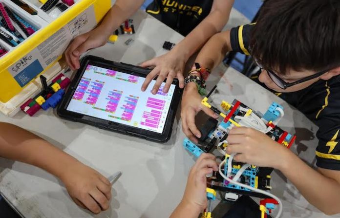 Estudiantes de San Pedro conquistan regional de robótica y avanzan al nacional