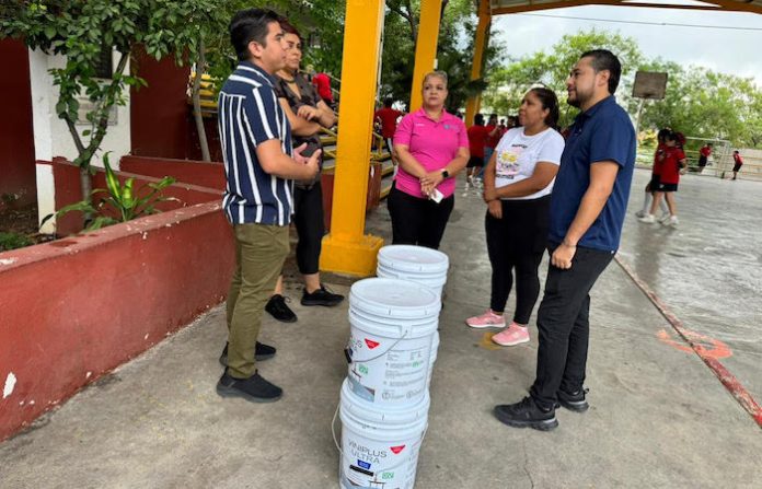 Miguel Lechuga entrega apoyos a 20 escuelas de Santa Catarina