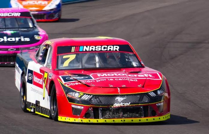 Xavi Razo domina en Puebla, pero falla mecánica le arrebata el podio en NASCAR México