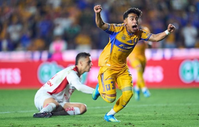 🐯 Tigres reacciona y pega primero: 3-1 sobre Chivas en el Universitario